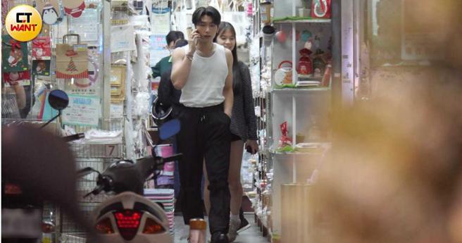 范范与经纪人先去台北车站附近採买包装材料，范范电话讲个没完，相当忙碌。（图／本刊摄影组）