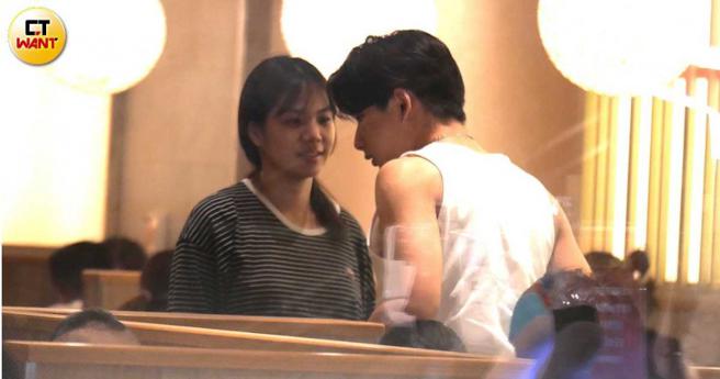 两人前往新北市吃晚餐，或许是卸下工作模式，席间范范与经纪人气氛极好。（图／本刊摄影组）