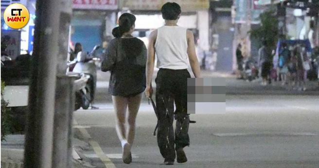 范范饭后毫无遮掩，当街就抽起菸来。（图／本刊摄影组）