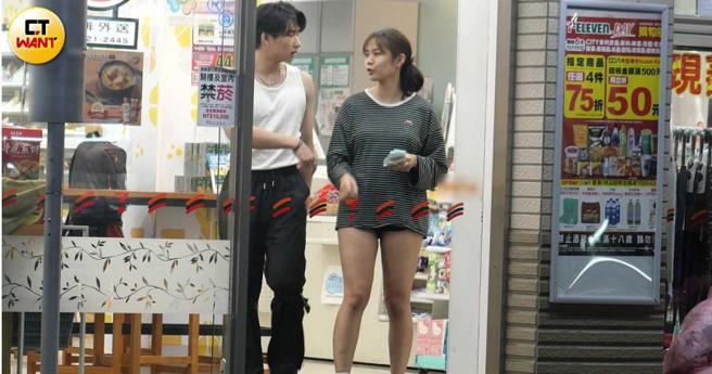 范范与经纪人两人前往便利商店，互动十分居家感。（图／本刊摄影组）