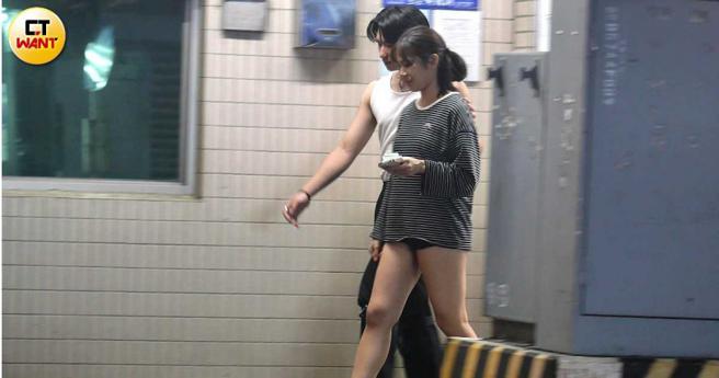 两人似乎放下警戒，范范走路时直接就搭上经纪人的后背与肩膀。（图／本刊摄影组）