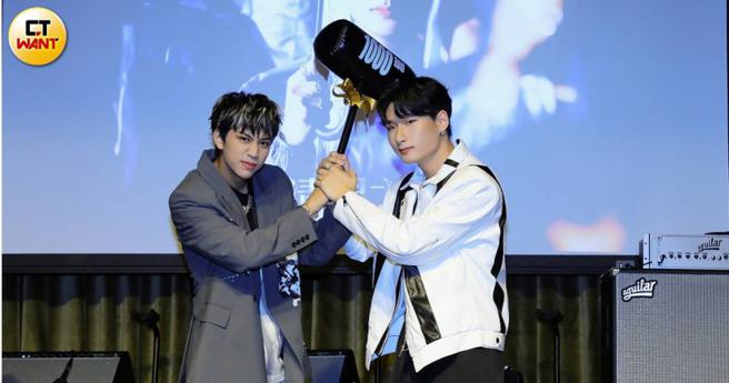 范范（右）日前举办记者会，同为《原子少年》的贡丸还前来为他站台打气。（图／方万民摄）