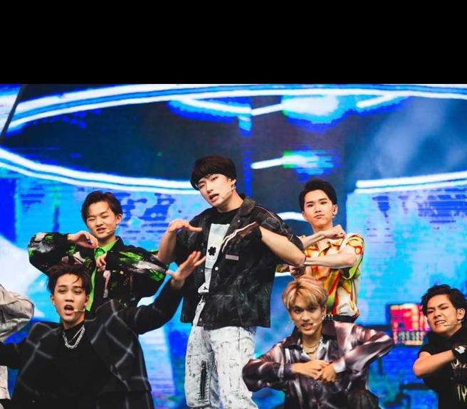 范范（中）2022年曾参加选秀实境《原子少年》，在节目中表现亮眼的他，多次获得导师Ella称讚。（图／取自范范IG）