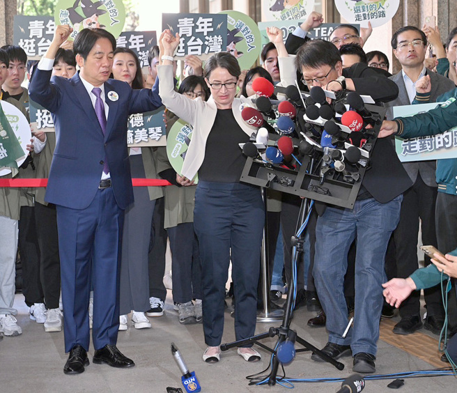 民进党总统参选人赖清德（左）及副总统参选人萧美琴（中）21日前往中选会登记并高呼胜选口号，竞选总部总干事潘孟安（右）移动麦克风架时不慎打翻，场面一度尷尬。（中时资料照，范扬光摄）