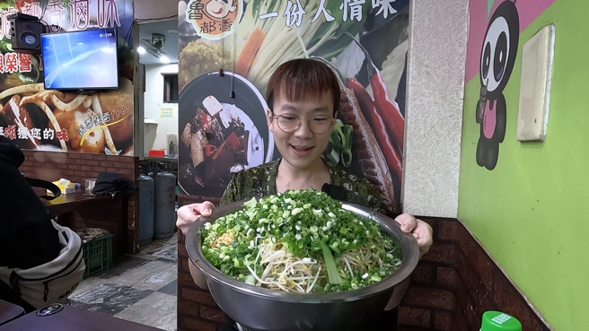 YouTuber「虾土豆」到基隆某滷味店用餐，跟老板要求「菜多」。(翻摄自基隆人日常FB)