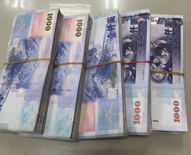 警方准备200万元假的千元大钞，设局假面交，顺利逮捕车手。（翻摄画面）