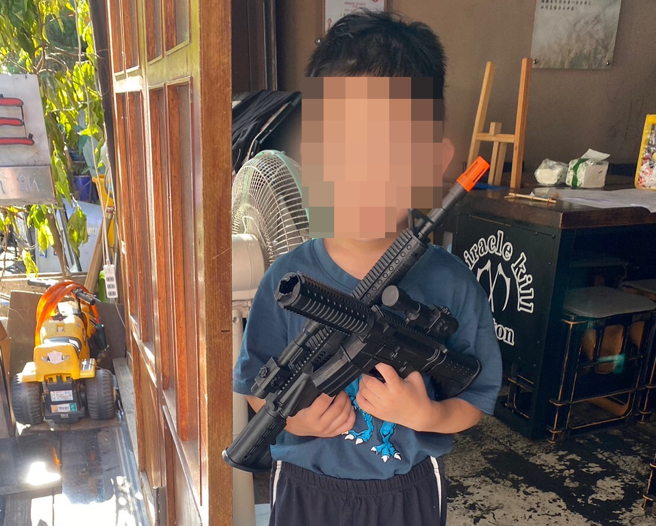 男童嬉戏不慎把声光玩具枪遗留在路边，引发民眾误会。（翻摄画面）