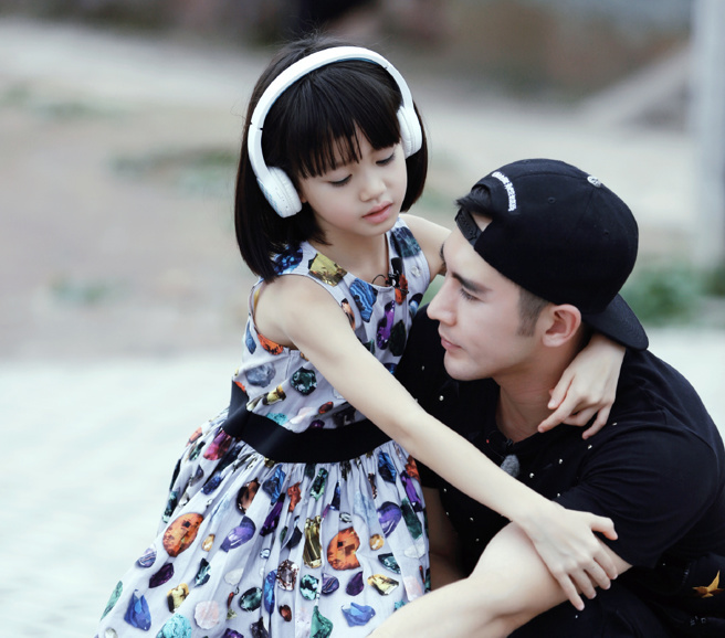 Cayla曾与张伦硕参加亲子真人秀《爸爸去哪儿4》。（图／撷取自微博）