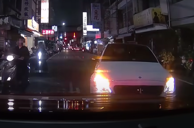 驾驶因对违规宾士按了喇叭，竟遭对方「逼车」，还大呛「叭三X啦」，让他备感威胁。（ 图／ 翻摄自「WoWtchout-地图型行车影像分享平台」）