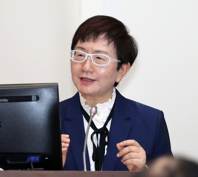 立法院財政委員會22日審查中華民國113年度中央政府總預算案有關賦稅署、台北國稅局、高雄國稅局、北區國稅局及所屬、中區國稅局及所屬、南區國稅局及所屬歲出預算部分，出席的財政部長莊翠雲（圖）上台答詢。（劉宗龍攝）
