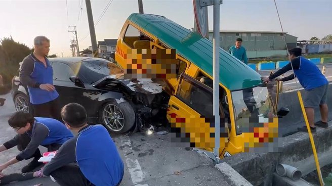 彰化县竹塘乡自强路21日发生BMW自小客车与乡立幼儿园的娃娃车互撞事故，造成娃娃车上15名师生送医。（民眾提供／孙英哲彰化传真）