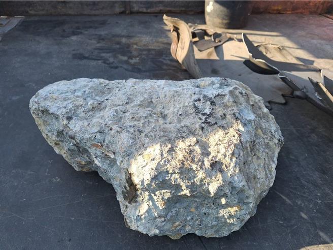 台61西滨快速公路北上36.3公里处，19日发生惊悚事故，一颗石块突掉落路面，导致一辆小客车抛锚，后方一辆重机也闪避不及撞上摔车。（翻摄照片／蔡明亘桃园传真）