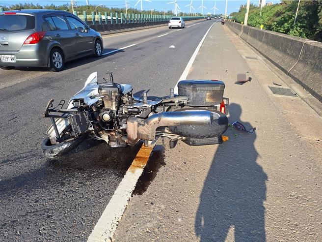 台61西滨快速公路北上36.3公里处，19日发生石块掉落事故，导致1辆轿车抛锚、1辆重机摔车。（翻摄照片／蔡明亘桃园传真）