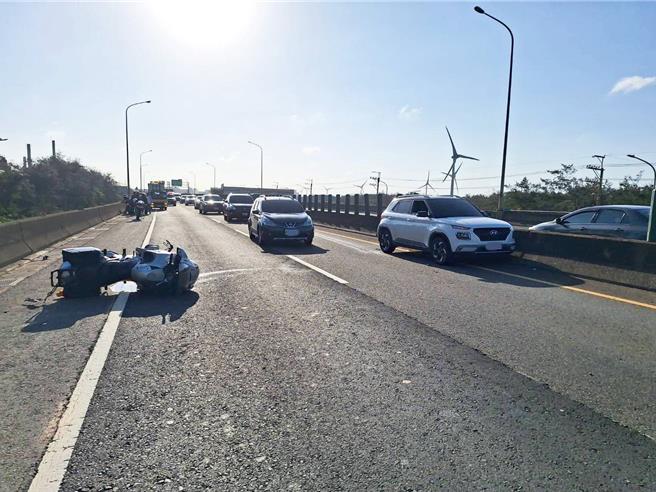 台61西滨快速公路北上36.3公里处，19日发生石块掉落事故，导致1辆轿车抛锚、1辆重机摔车。（翻摄照片／蔡明亘桃园传真）