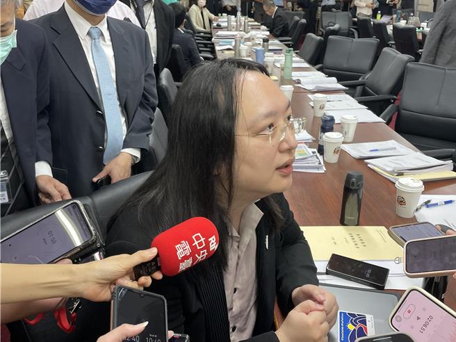 数位部明年派员出国计画编列3733万元，先前引起外界热议。立法院交通委员会今审查预算，决议删减600万，并要求数位部专案报告。图为数位部长唐凤。（蔡雯如摄）