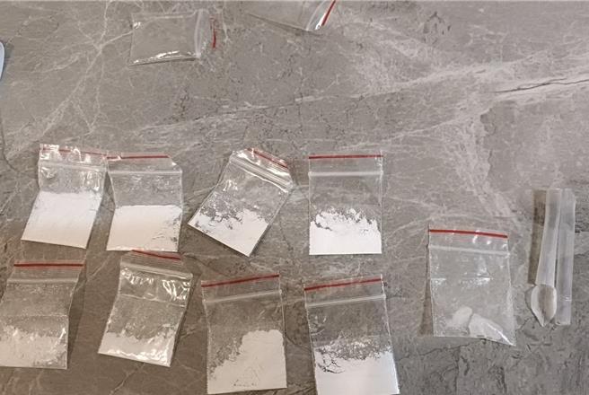 中市陈姓毒贩标榜毒品纯度不足可退货，并提供到府收件退货服务。台中市警局刑大22日表示，2023年6月查获陈贩毒，查扣海洛因等毒品及赃证物，依违反《毒品危害防制条例》移送侦办。（警方提供／陈淑芬台中传真）