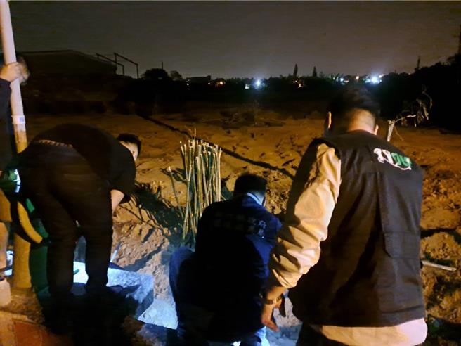 桃园、竹县交界处一间处理厨余与木材再利用的环保公司疑偷废水，桃园与竹县环保局共同会勘。（桃园市环保局提供／蔡明亘桃园传真）