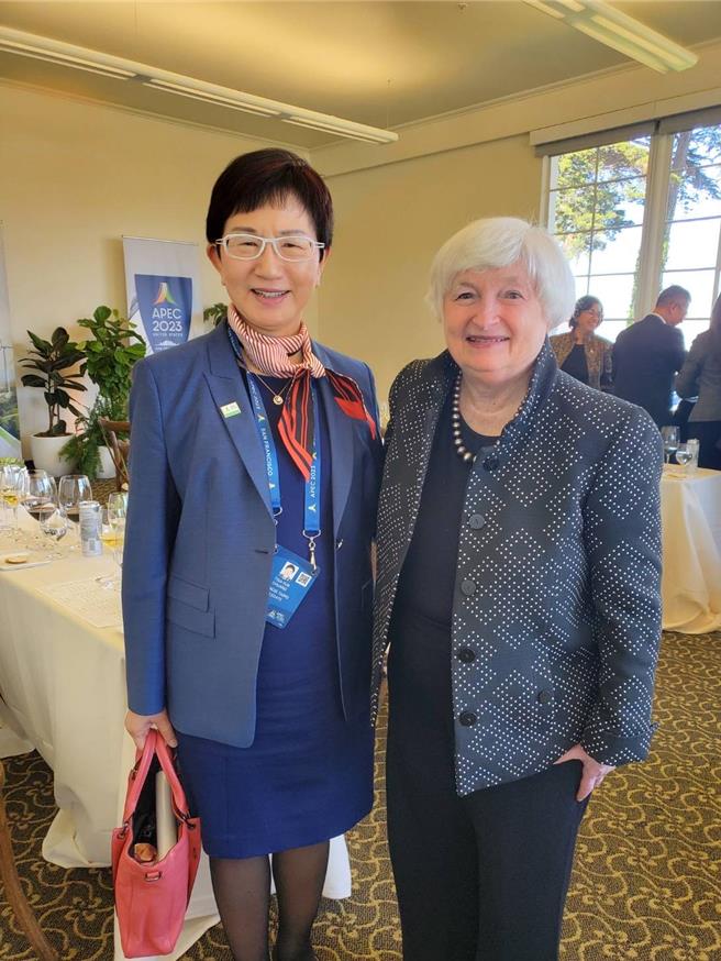 财政部长庄翠云(左)与美国财长叶伦(右)合照(图／财政部提供、吴静君传真)