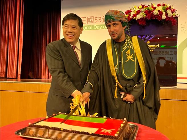 外交部常务次长陈立国与木罕莫德共同切国旗蛋糕，祝贺阿曼生日快乐。（外交部提供）