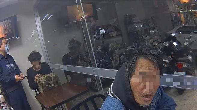 2名男子因天冷长期窝在超商，店员报警希望警方前往关怀，一查竟都是通缉犯。（警方提供／任义宇高雄传真）