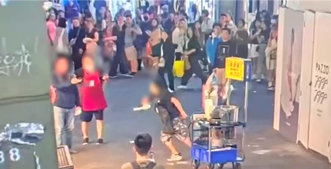 趙男拿鐵夾攻擊黃男。（警方提供）