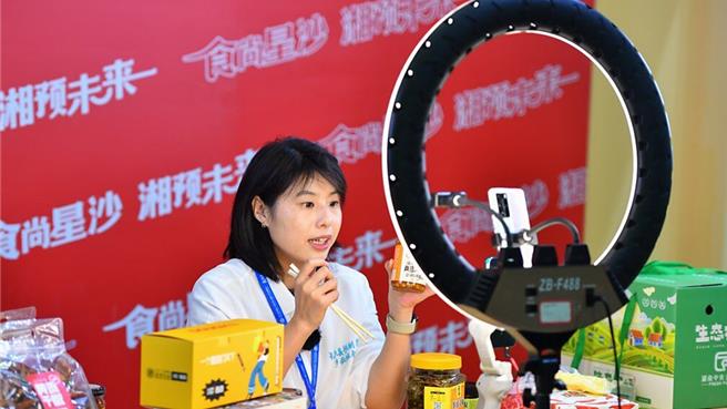 中国消费者协会发布「双11」舆情分析报告，负面讯息上尤其以直播带货乱象问题较突出。（示意图／新华社）