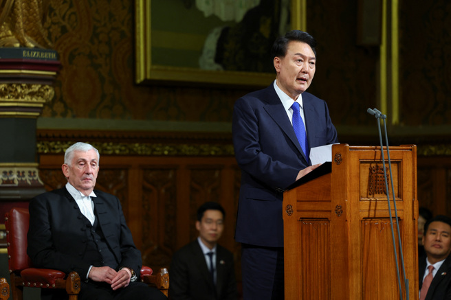 英国国防部拟于明年扩大与韩国陆军及海军陆战队的联合演训规模，以打击北韩规避联合国制裁、促进区域安全。图为南韩总统尹锡悦今赴英进行访问。（图／路透社）