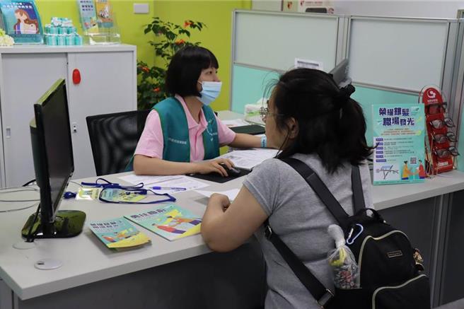 新北市劳工局9月成立三重银髮据点、妇女及中高龄者职场续航中心，提供中高龄者就业媒合及谘询服务。（新北市劳工局提供）