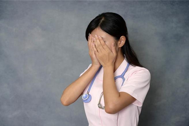 一名男子前年在医院住院接受化疗，却对女护理师袭胸并摸大腿。（示意图非当事人／shutterstock）