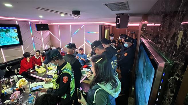 基隆市近期发生多起刑案，还导致马籍海大生不幸身亡。为有效打击犯罪，基隆市警局于21日晚间扩大临检，由警察局长张树德亲自带队，强势扫荡犯罪分子。图为警方临检KTV之情形。（基隆警查局提供／徐佑升基隆传真）