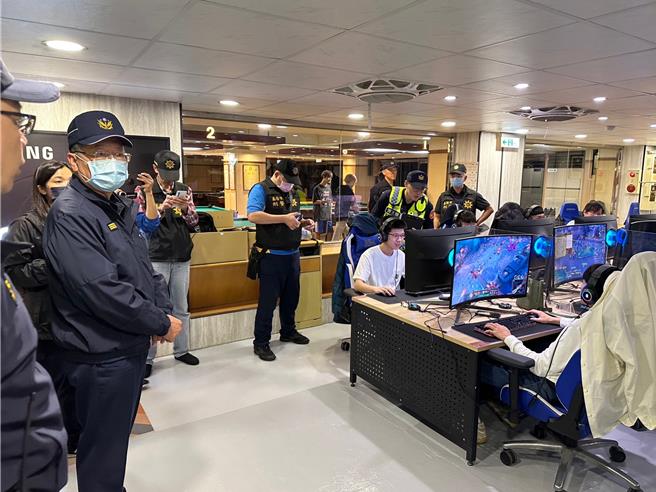 基隆市近期发生多起刑案，还导致马籍海大生不幸身亡。为有效打击犯罪，基隆市警局于21日晚间扩大临检，由警察局长张树德（左二）亲自带队，强势扫荡犯罪分子。图为警方临检网咖之情形。（基隆警查局提供／徐佑升基隆传真）