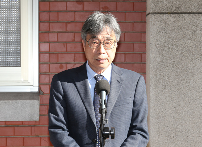 农业部代理部长陈骏季今天受访时表示，「以我个人来讲用这样的方式很不满」，其言论不可被接受。农业部代理部长陈骏季22日出席立法院经济委员会。（姚志平摄）