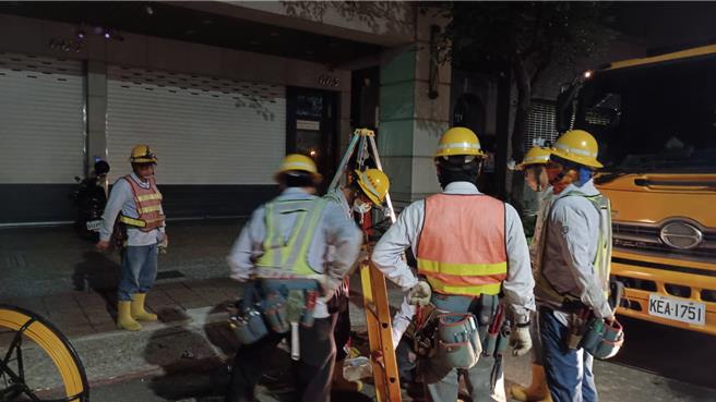 台电表示，两次停电事故总计动员100位人力，漏夜完成电缆更换，完成復电，致力将事故造成的影响降到最低。（台电提供）