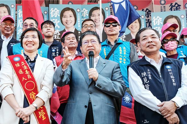 新竹县长杨文科（中）说，不管蓝白合不合，就是要让侯友宜当选总统。（罗浚滨摄）