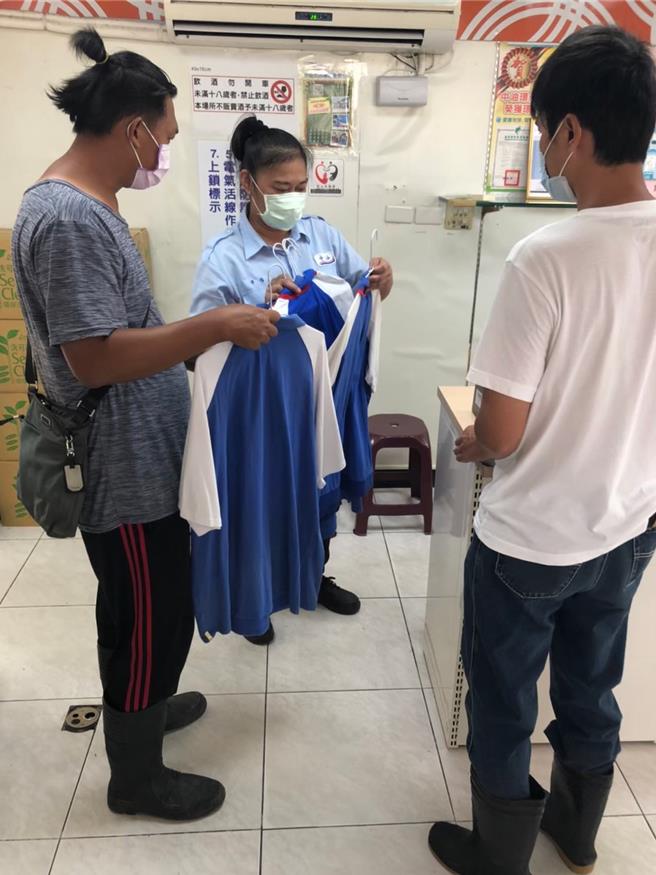 新北市街友中途之家-社会重建中心助流浪街头的街友小黑（化名）（左一）工作自立，并培养其储蓄概念。（新北市街友中途之家-社会重建中心提供）