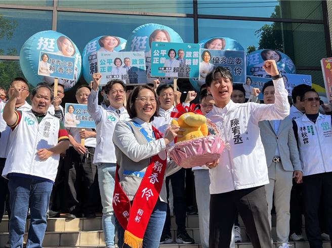 民眾党立委赖香伶22日在党内同志簇拥下，到选委会登记参选桃园五选区立委。（蔡依珍摄）