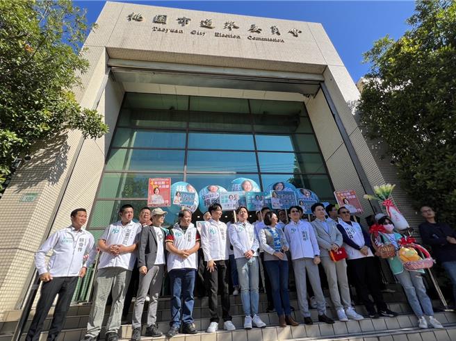 民眾党立委赖香伶22日在党内同志簇拥下，到选委会登记参选桃园五选区立委。（蔡依珍摄）