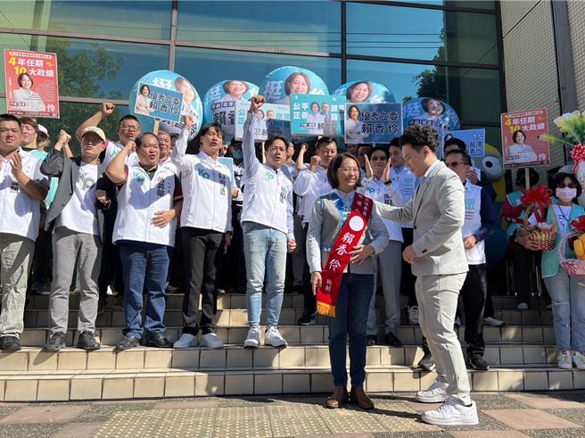 民眾党立委赖香伶22日在党内同志簇拥下，到选委会登记参选桃园五选区立委。（蔡依珍摄）