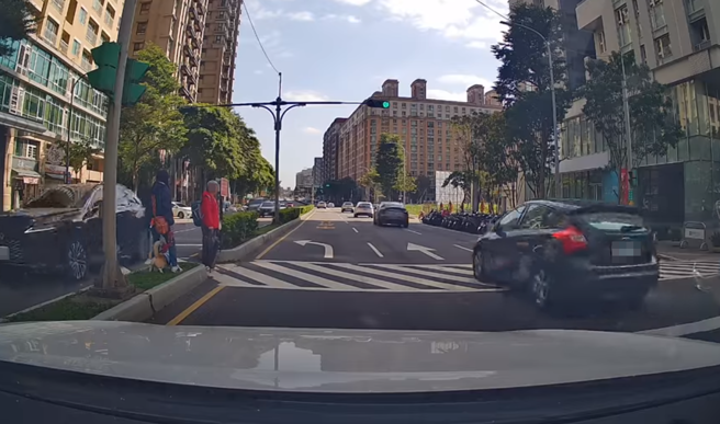 有运将行驶在道路上时，遇到有行人刚好卡在中央分隔岛上，然而脚踩着斑马纹行人穿越道，让他疑惑要过还是不过。（图／翻摄自脸书爆怨公社）