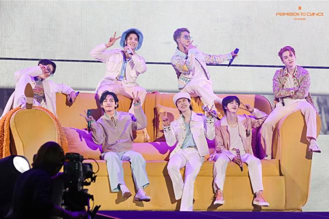 防弹少年团堪称21世纪最具代表性的韩国偶像团体。（摘自官方脸书）