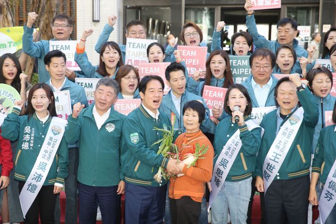 民進黨22日舉行台北市立委候選人聯合登記記者會，民進黨台北市競選總部主委陳時中（前排左二）、民進黨總統參選人賴清德（前排左三）等一同出席贈送菜頭等高喊凍蒜。（杜宜諳攝）