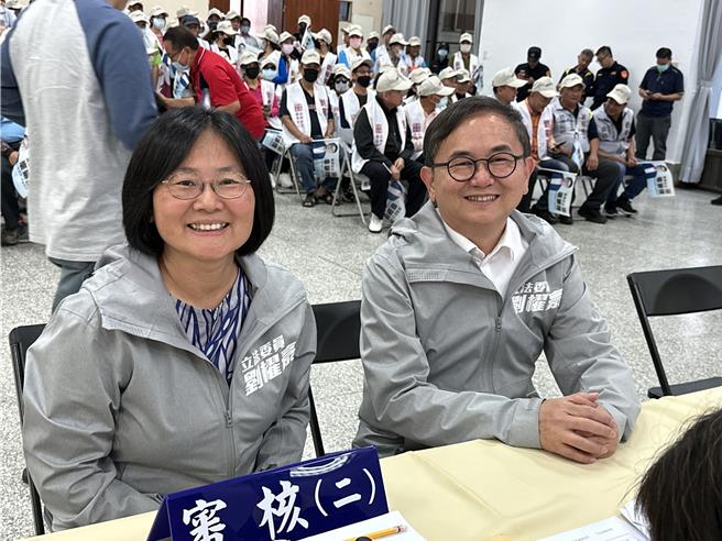 原民进党籍现任台东立委刘棹豪（右）今天以无党籍登记参选下届台东立委。（蔡旻妤摄）