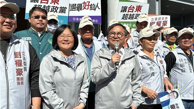 原民进党籍现任台东立委刘棹豪（中）今天以无党籍登记参选下届台东立委。（蔡旻妤摄）