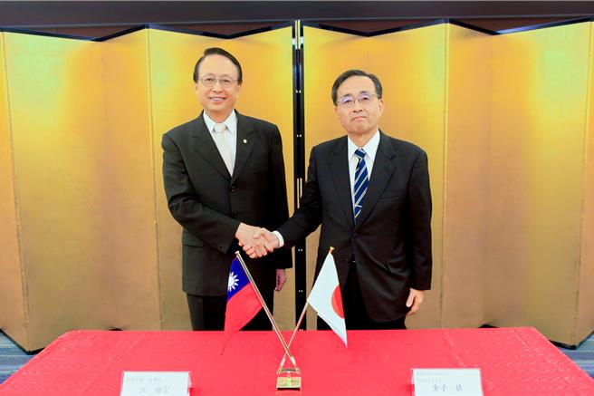 台湾高铁公司董事长江耀宗（左）与JR东海会长金子慎（右），21日在东京共同签署合作备忘录。（台湾高铁提供／蔡亚桦台北传真）