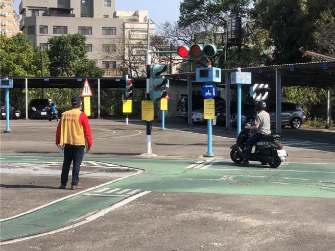 民眾考取机车驾照示意图。（桃园市交通局提供／陈梦茹桃园传真）