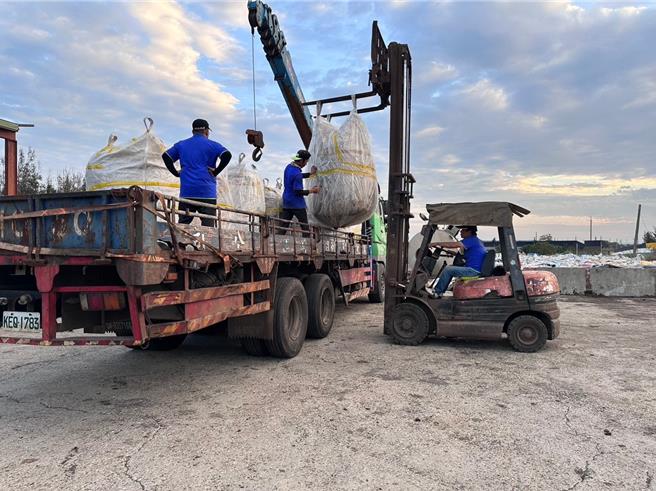 在环保局多次裁处及横向联繫农业部、环境部、台中市政府等相关单位积极作为下，普盛生物科技股份有限公司于本月7日开始打包清运，预计2周内会清运完成，将持续督导至清运完成为止。（彰化县政府提供／吴建辉彰化传真）