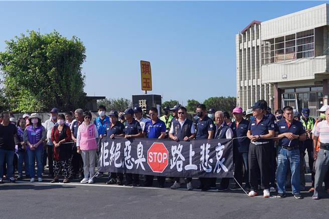 彰化县芳苑乡顶廓村等5村村民上月底集结在村内1家生物科技公司厂房前抗议，弃置于工厂内的大量禽畜粪、禽类羽毛、动物尸体下脚料等废弃物，让当地居民苦不堪言，如今终于开始清理。（本报资料照片）