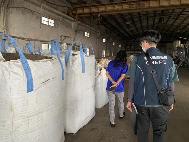 环保局说，为防止厂商再度堆置，联繫相关单位共同查察，成功阻断该厂商收受废弃物再利用资格，同时函请农业部针对该公司肥料登记证进行审视，另环境部针对该公司台中厂进行稽查，发现该厂违反《空污法》、《废清法》等规定，也依规定裁处。（彰化县政府提供／吴建辉彰化传真）