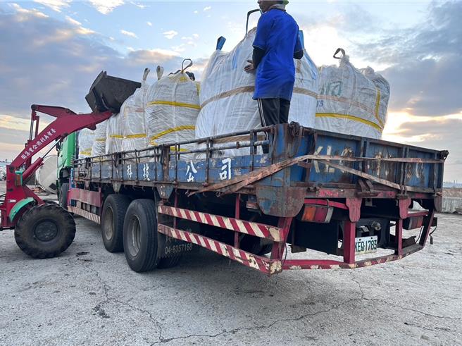 该公司于本月7日开始进行清运作业，将持续督导至清运完成为止。（彰化县政府提供／吴建辉彰化传真）