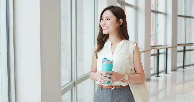 一名网友发现家中有20几个保温杯，好奇台湾人到底多爱用？不少网友表示家里也一堆。（示意图／Shutterstock）